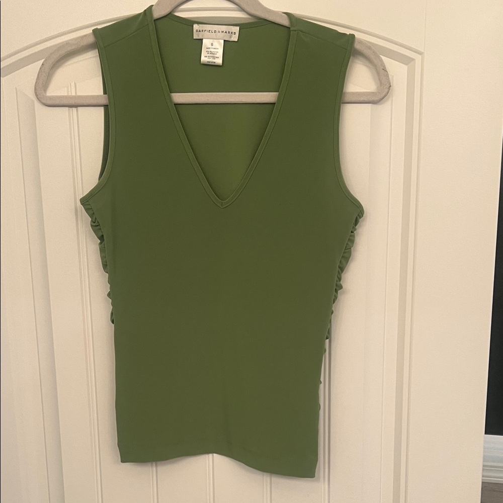 Garfield & Marks Elegant Green V-Neck Tank Top with Ruffled Sides. Sz S